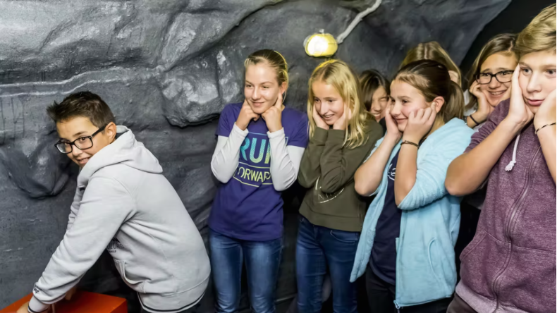 Popcorn essend Tunnels sprengen im rollenden Klassenzimmer